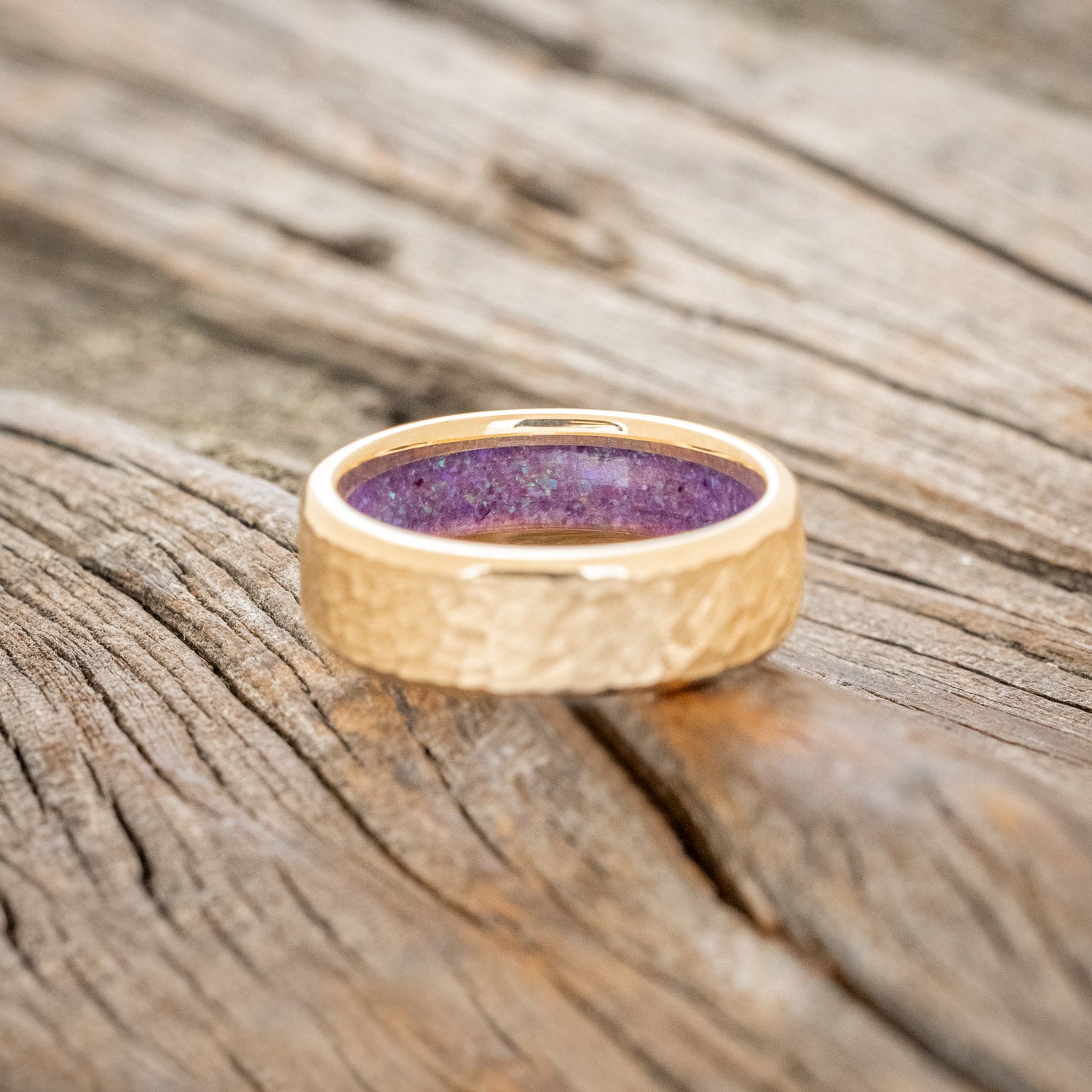 HAMMERED GOLD WEDDING BAND WITH SLEEPY LAVENDER OPAL LINING - 14K YELLOW GOLD - SIZE 6-6