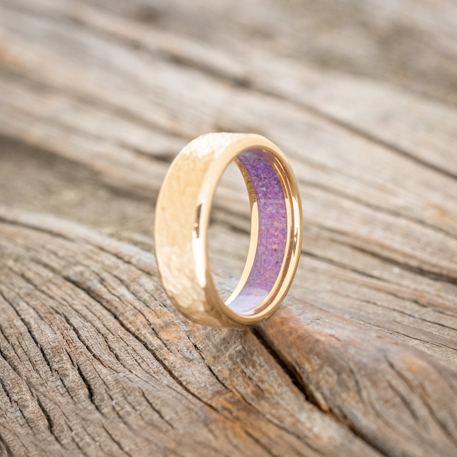 HAMMERED GOLD WEDDING BAND WITH SLEEPY LAVENDER OPAL LINING - 14K YELLOW GOLD - SIZE 6-2