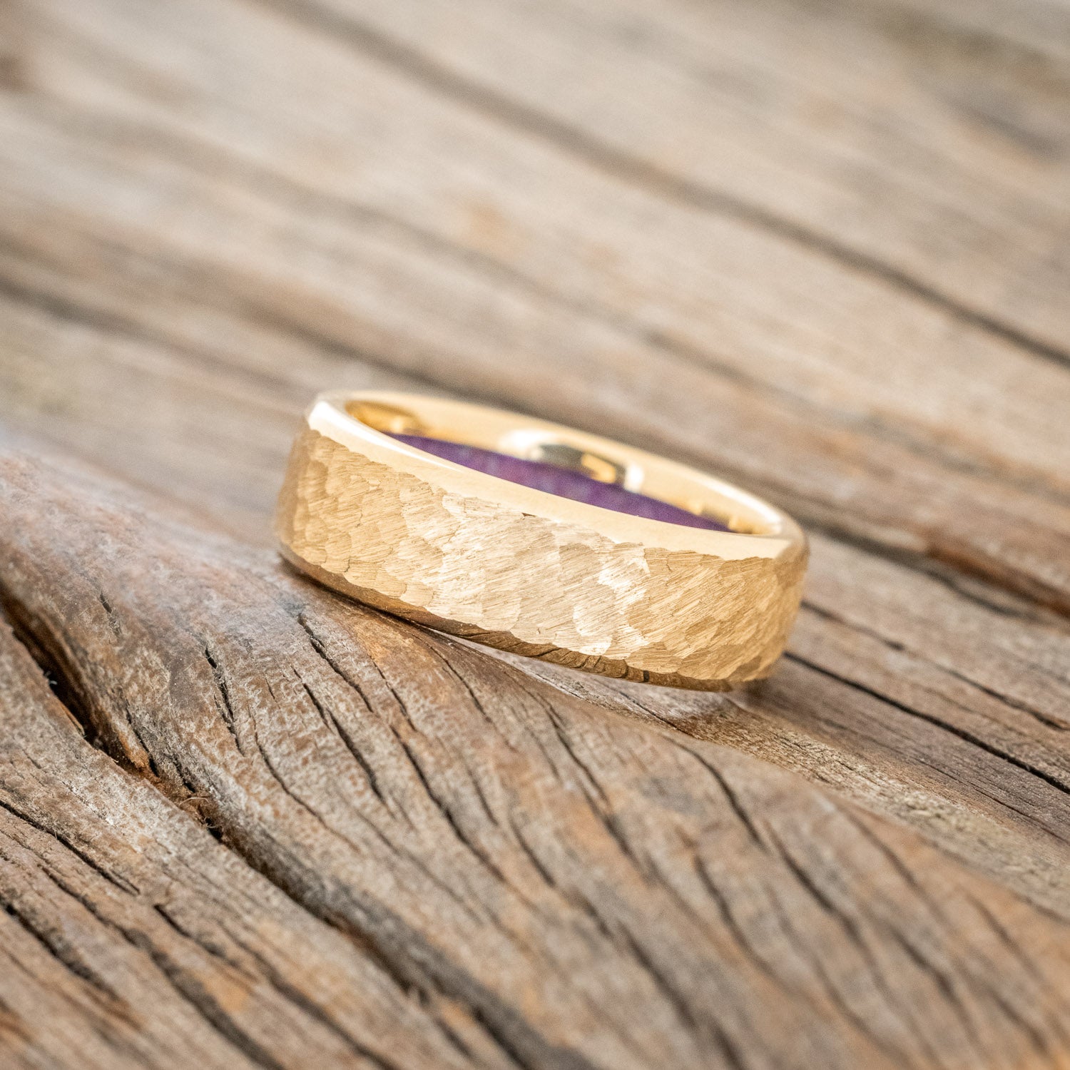HAMMERED GOLD WEDDING BAND WITH SLEEPY LAVENDER OPAL LINING - 14K YELLOW GOLD - SIZE 6-4