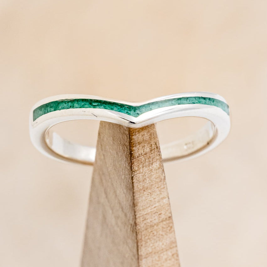 "KIDA" - V-SHAPED STACKING WEDDING BAND WITH SINGLE INLAY-Staghead Designs