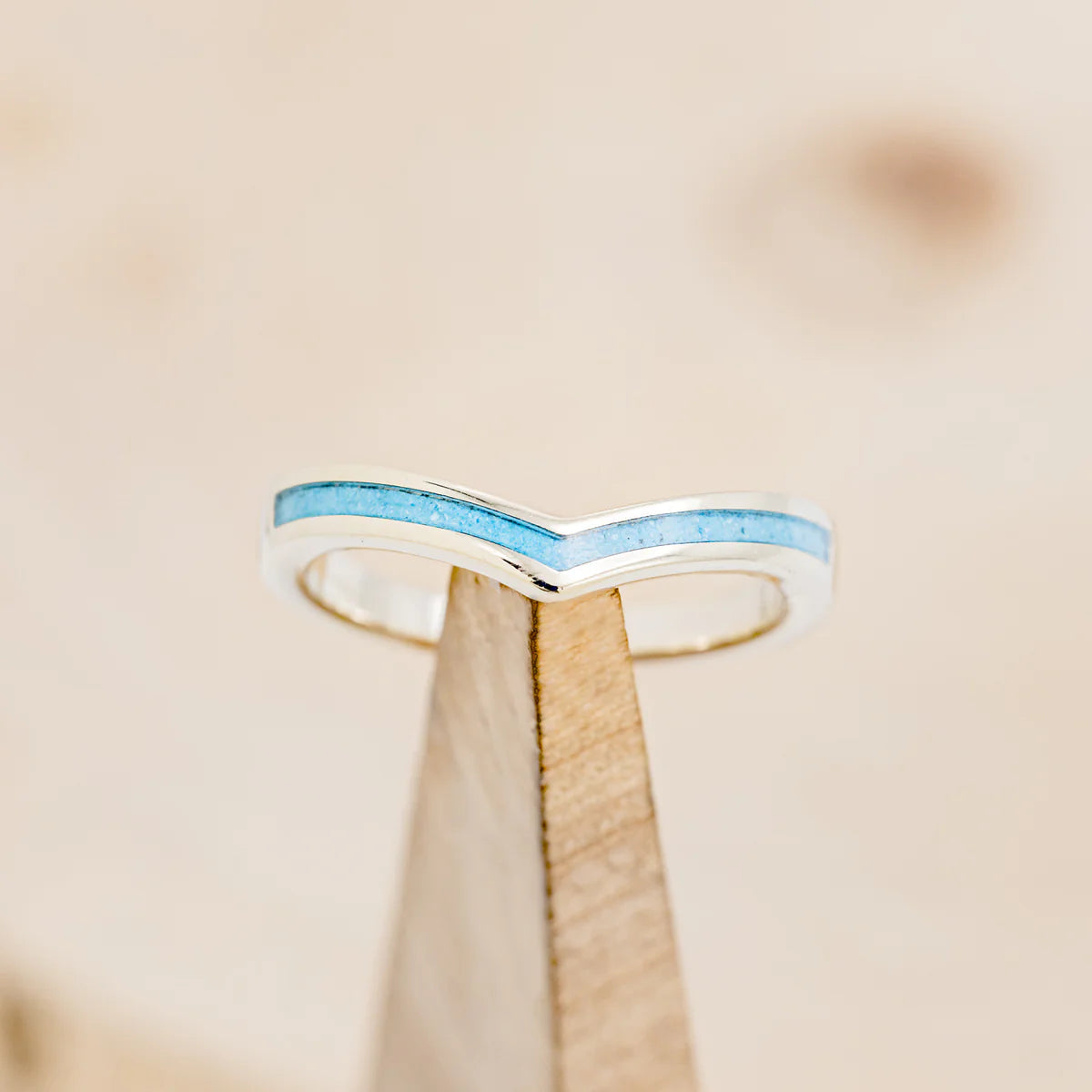 "KIDA" - V-SHAPED STACKING BAND WITH TURQUOISE INLAYS - 14K WHITE GOLD - SIZE 8-Staghead Designs