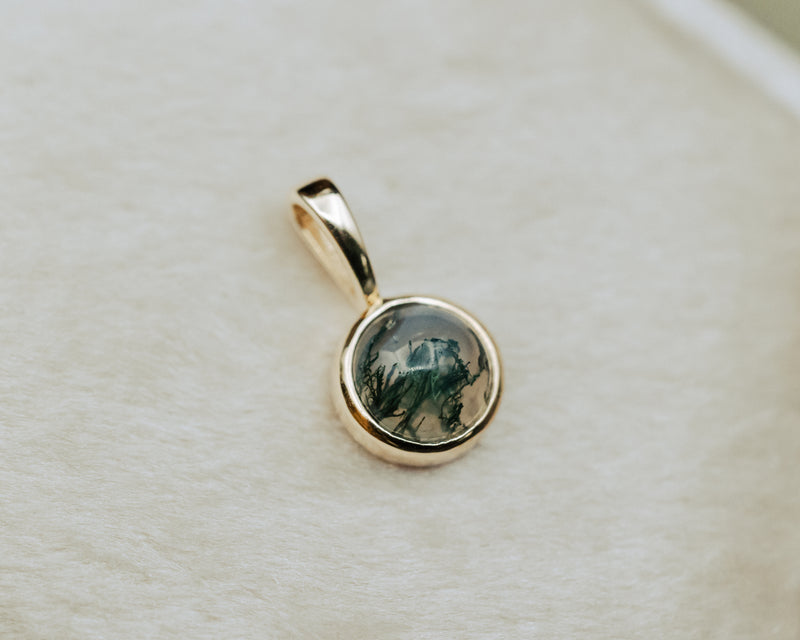 ROUND BEZEL SET CABACHON MOSS AGATE PENDANT IN 14K GOLD-MossAgatePendant88355-1