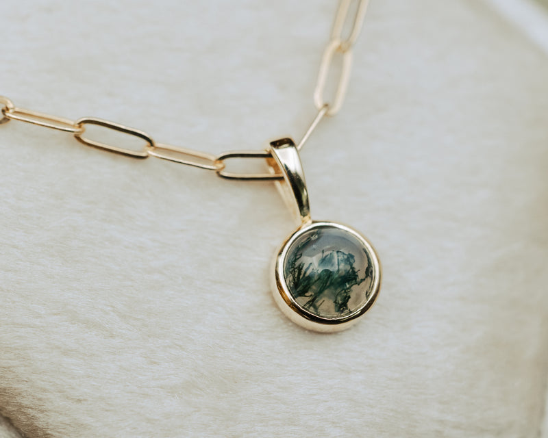 ROUND BEZEL SET CABACHON MOSS AGATE PENDANT IN 14K GOLD-2