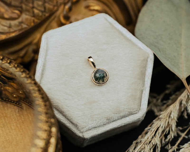 ROUND BEZEL SET CABACHON MOSS AGATE PENDANT IN 14K GOLD-MossAgatePendant88355