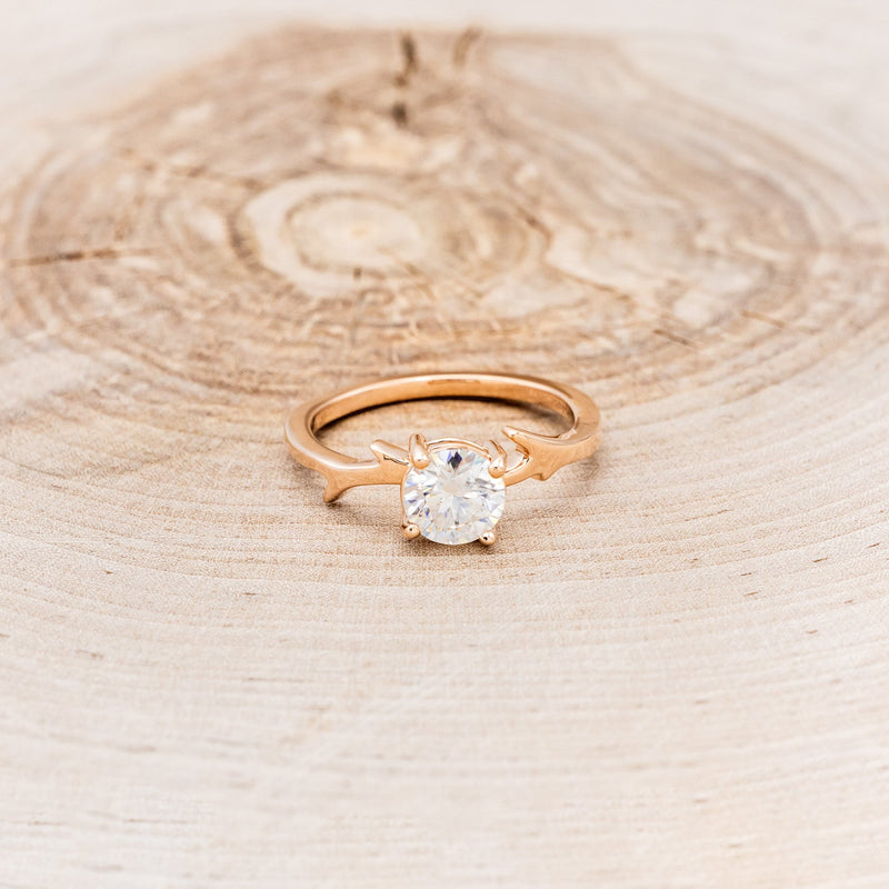 "ARTEMIS" - ROUND MOISSANITE ENGAGEMENT RING