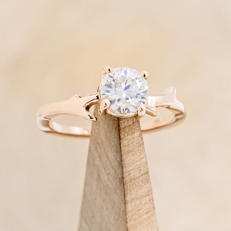 "ARTEMIS" - ROUND MOISSANITE ENGAGEMENT RING