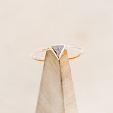 "MERA" - TRIANGLE STACKING BAND WITH CRUSHED ANTLER