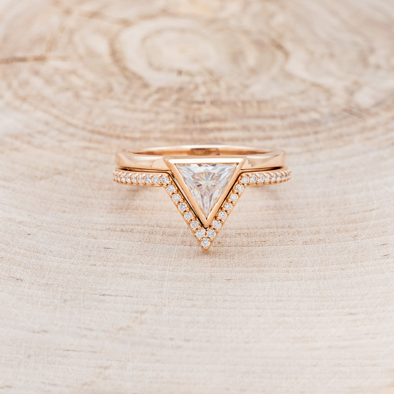 "JENNY FROM THE BLOCK" - MOISSANITE ENGAGEMENT RING WITH V-SHAPED DIAMOND TRACER - 14K ROSE GOLD - SIZE 6-3