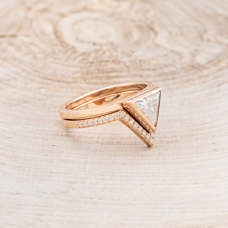 "JENNY FROM THE BLOCK" - MOISSANITE ENGAGEMENT RING WITH V-SHAPED DIAMOND TRACER - 14K ROSE GOLD - SIZE 6-2