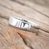 CRUSHED MOSS AGATE LINED WEDDING BAND