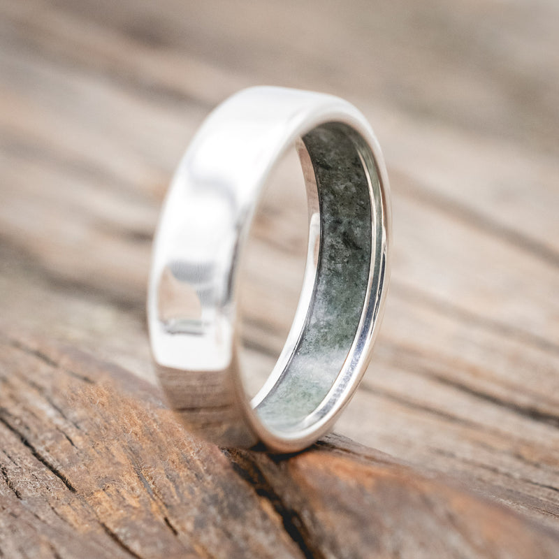 CRUSHED MOSS AGATE LINED WEDDING BAND