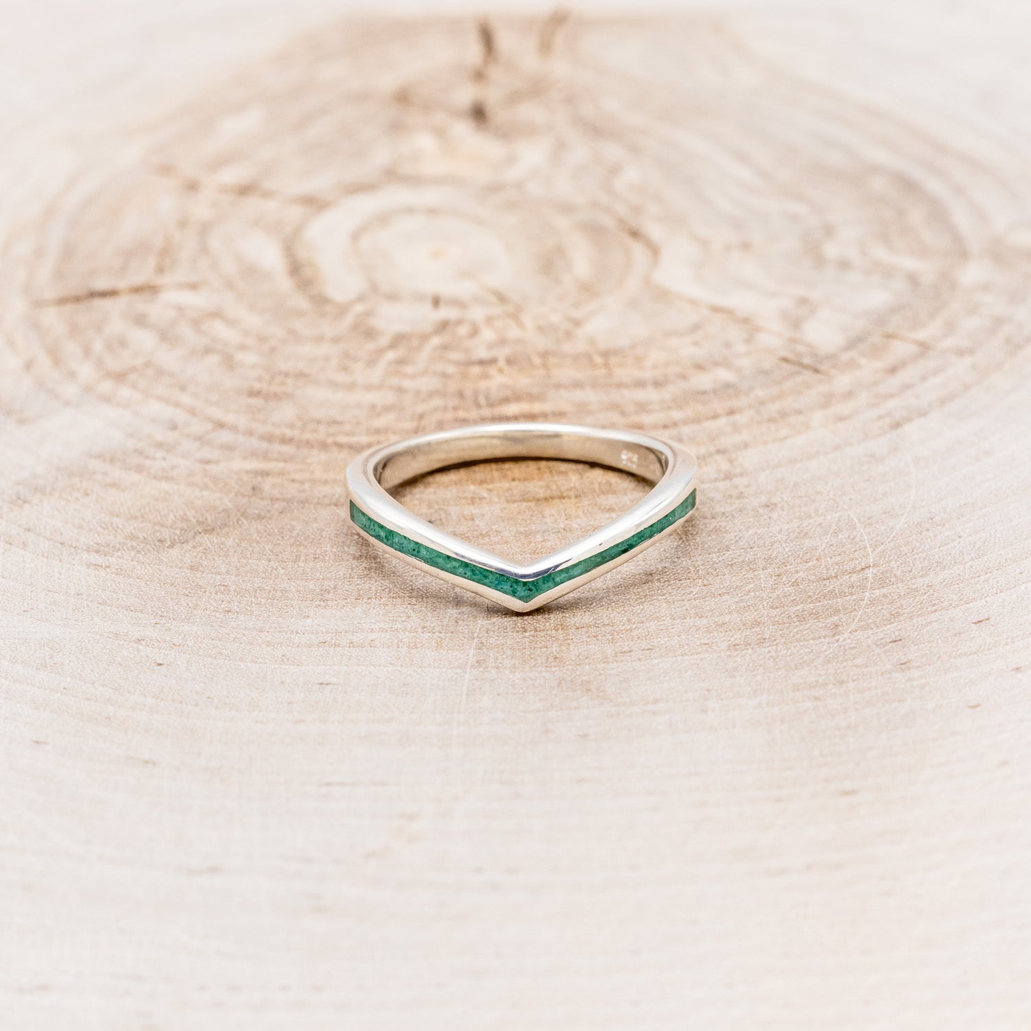 "KIDA" - V-SHAPED STACKING WEDDING BAND WITH SINGLE INLAY-Staghead Designs