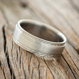 "SEDONA" - RAISED BRUSHED CENTER & HAMMERED EDGES WEDDING BAND - TITANIUM - SIZE 10 1/2-3