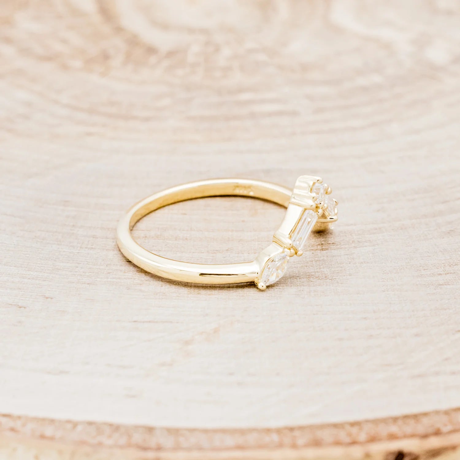 "MELODY" - V-SHAPED TRACER WITH DIAMONDS - 14K YELLOW GOLD - SIZE 5 3/4-3