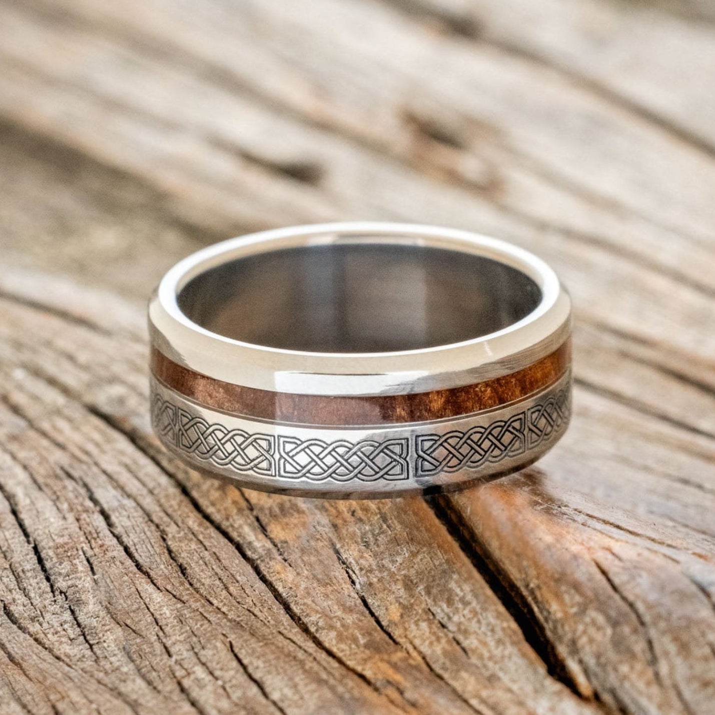 "VERTIGO" - CELTIC SAILOR'S KNOT ENGRAVED WITH REDWOOD WEDDING RING-3