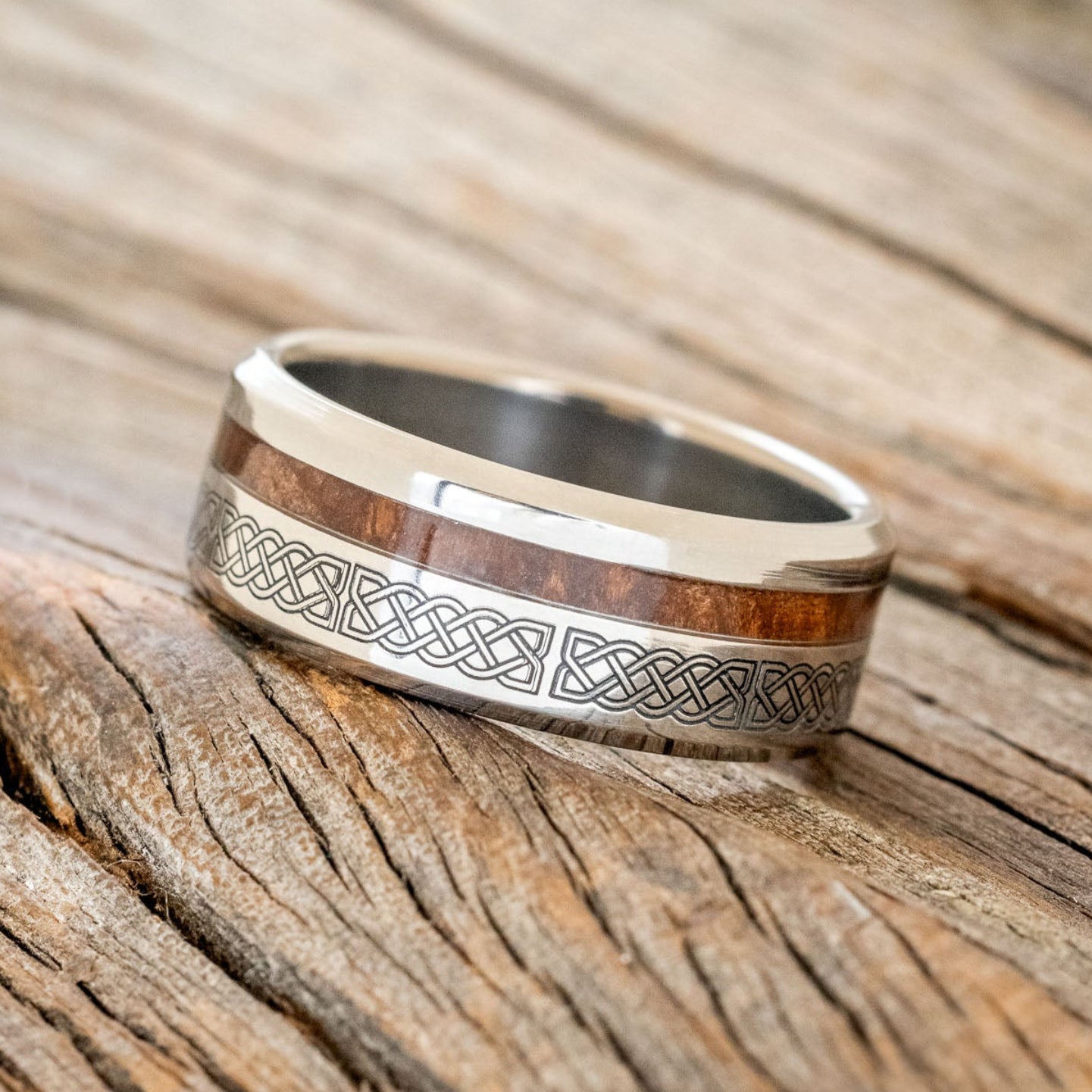 "VERTIGO" - CELTIC SAILOR'S KNOT ENGRAVED WITH REDWOOD WEDDING RING-2