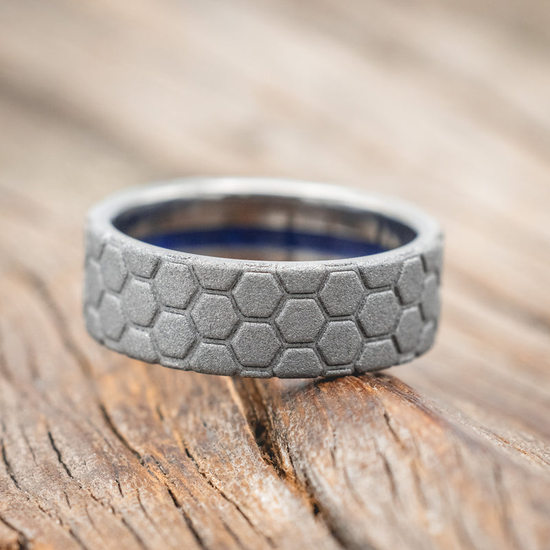 "ECHO" - HONEYCOMB ENGRAVED WEDDING RING FEATURING A LAPIS LAZULI LINING IN A SANDBLASTED FINISH