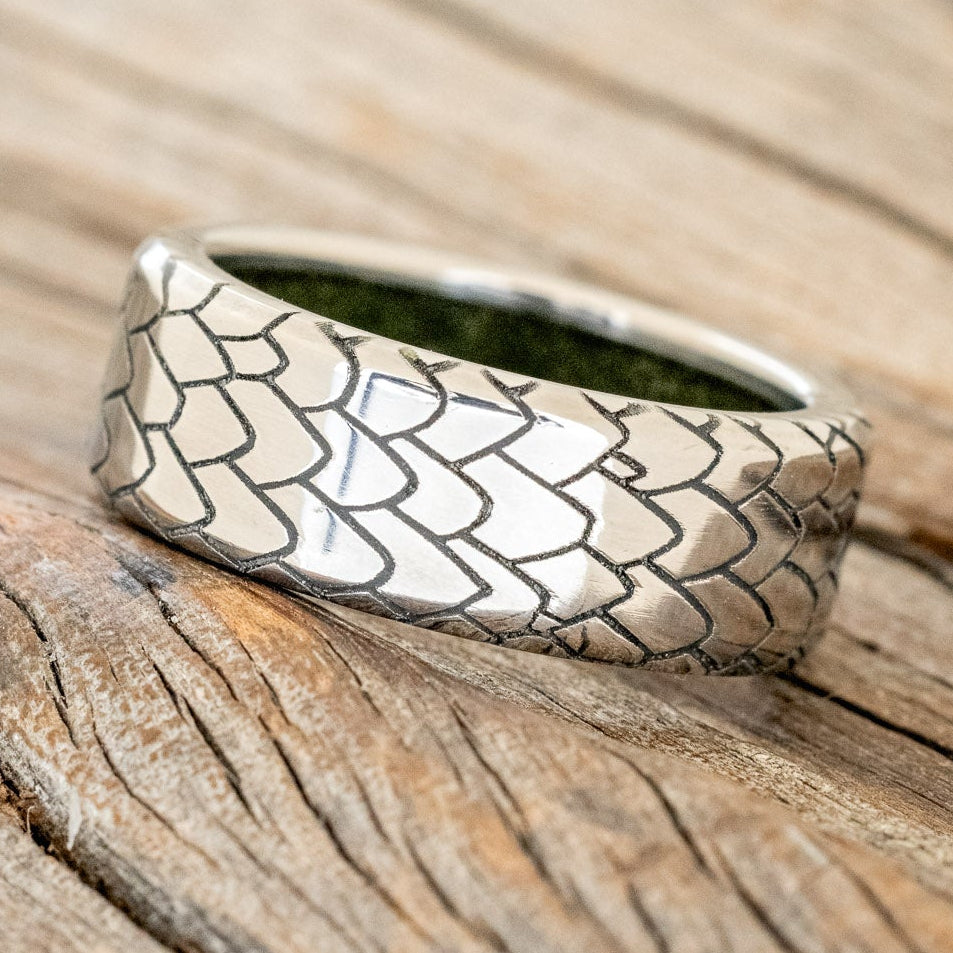 "ECHO" - DRAGON SCALE WEDDING RING FEATURING A MOSS LINED BAND-2