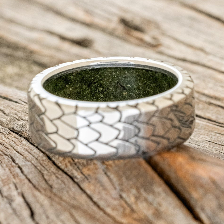 "ECHO" - DRAGON SCALE WEDDING RING FEATURING A MOSS LINED BAND-6