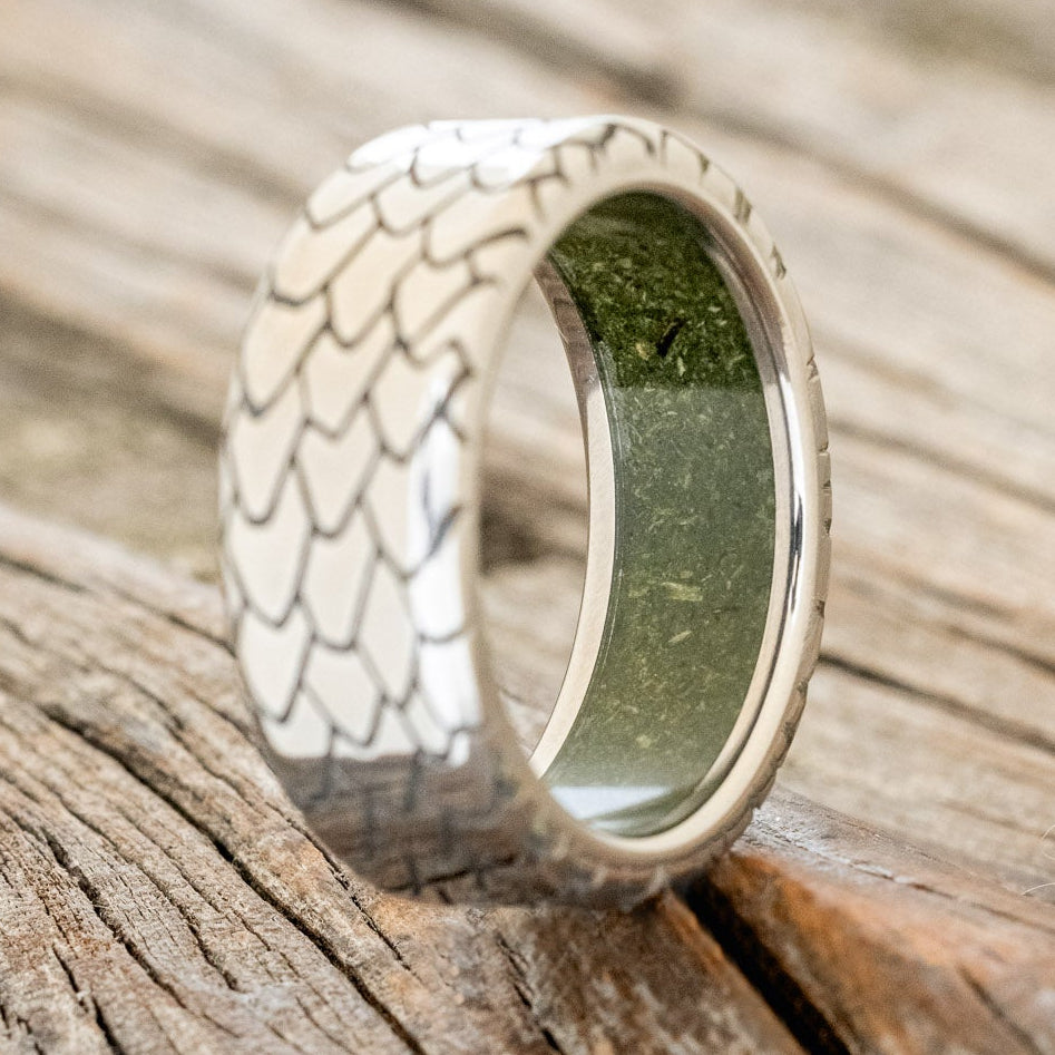"ECHO" - DRAGON SCALE WEDDING RING FEATURING A MOSS LINED BAND-4