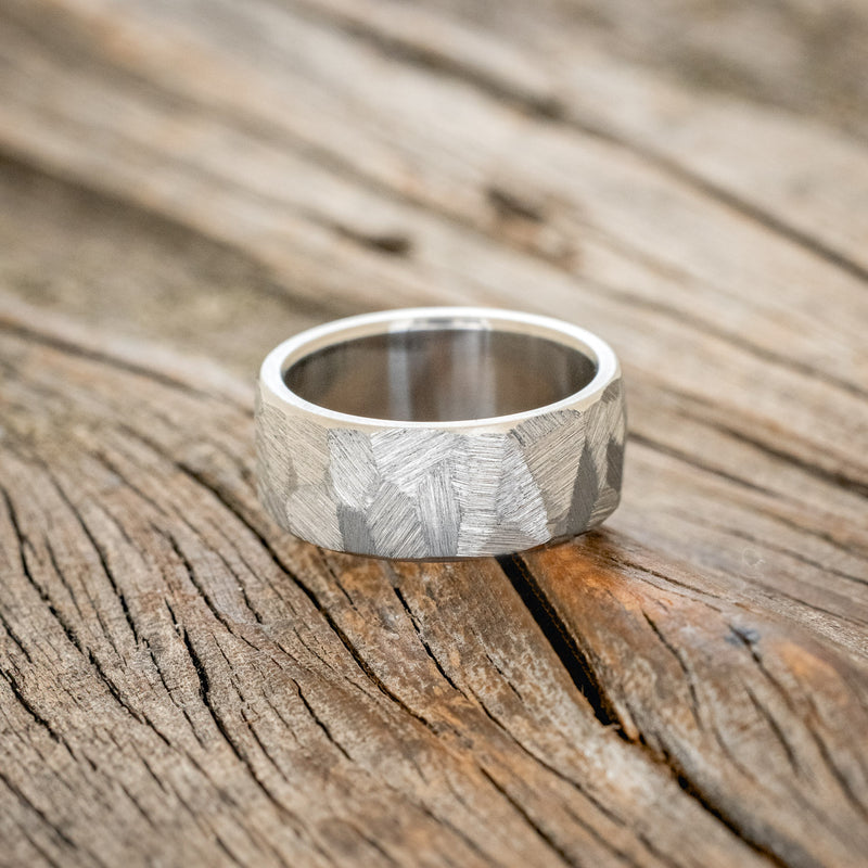 White Gold Men's Wedding Band With Etched Finish Staghead