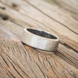 HAMMERED WEDDING BAND WITH DARK MAPLE LINING-2