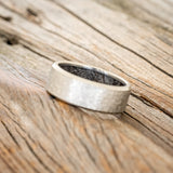 HAMMERED WEDDING BAND WITH DARK MAPLE LINING-5