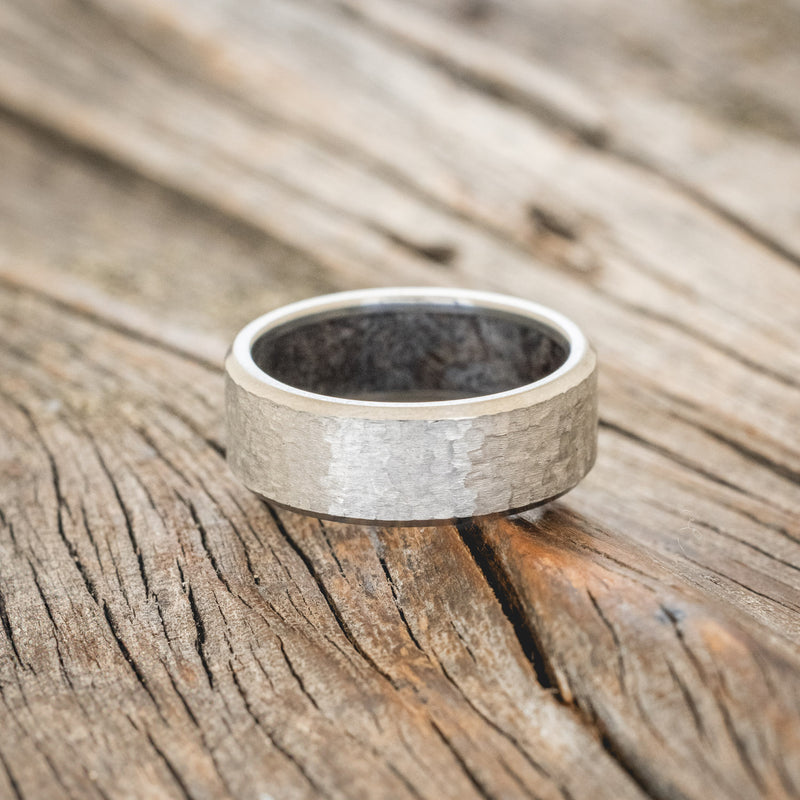 HAMMERED WEDDING BAND WITH DARK MAPLE LINING-3