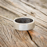 HAMMERED WEDDING BAND WITH DARK MAPLE LINING-6