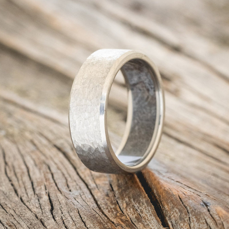 HAMMERED WEDDING BAND WITH DARK MAPLE LINING-1