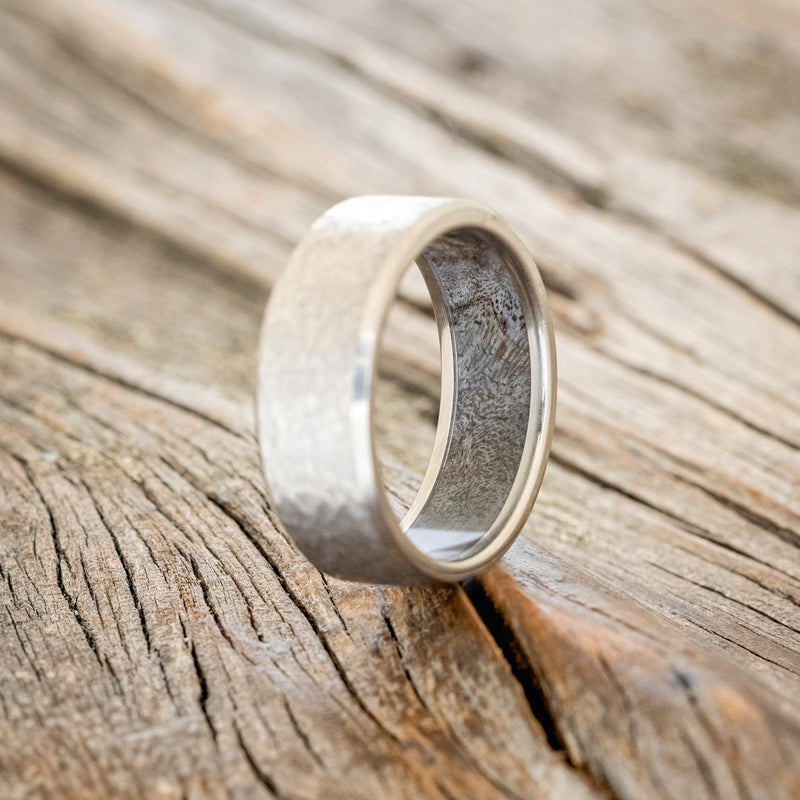 HAMMERED WEDDING BAND WITH DARK MAPLE LINING-4