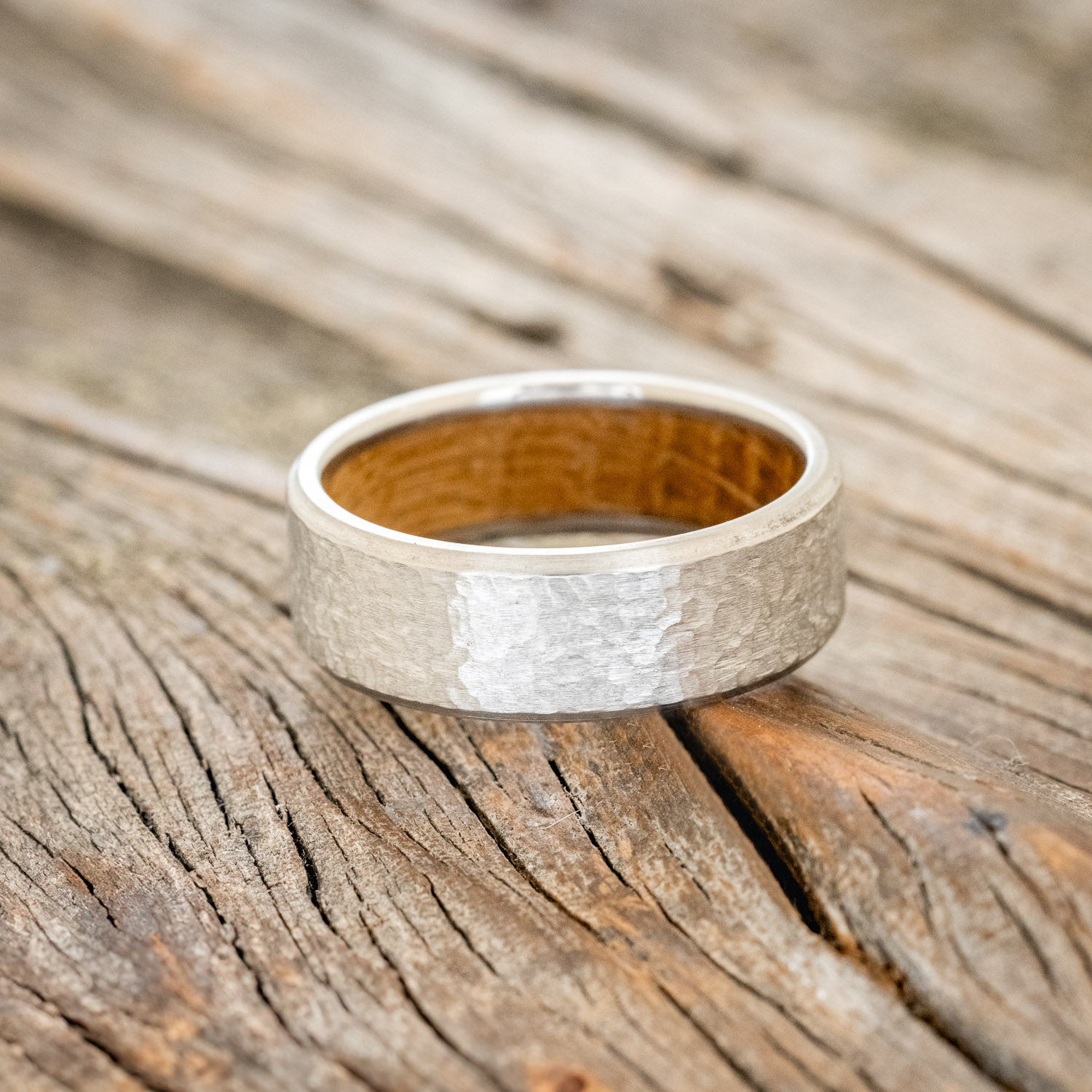 HAMMERED WEDDING BAND WITH WHISKEY BARREL LINING-3