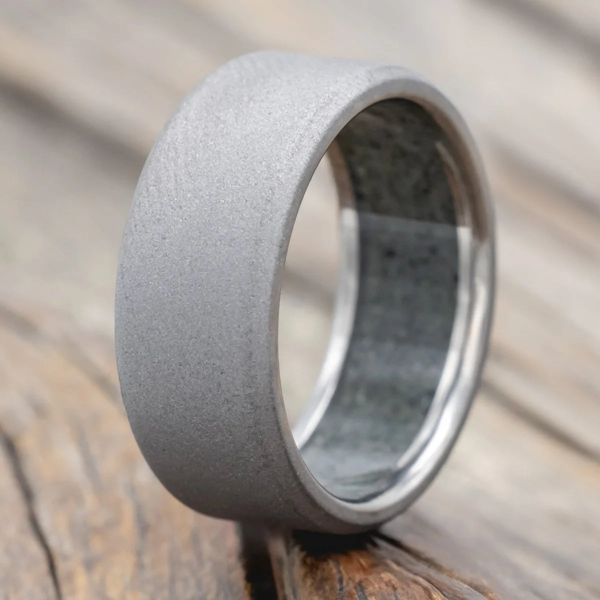 "Hyperion" - Crushed Moss Agate Lined Wedding Band With A Sandblasted Finish - Titanium (8mm) - Size 8