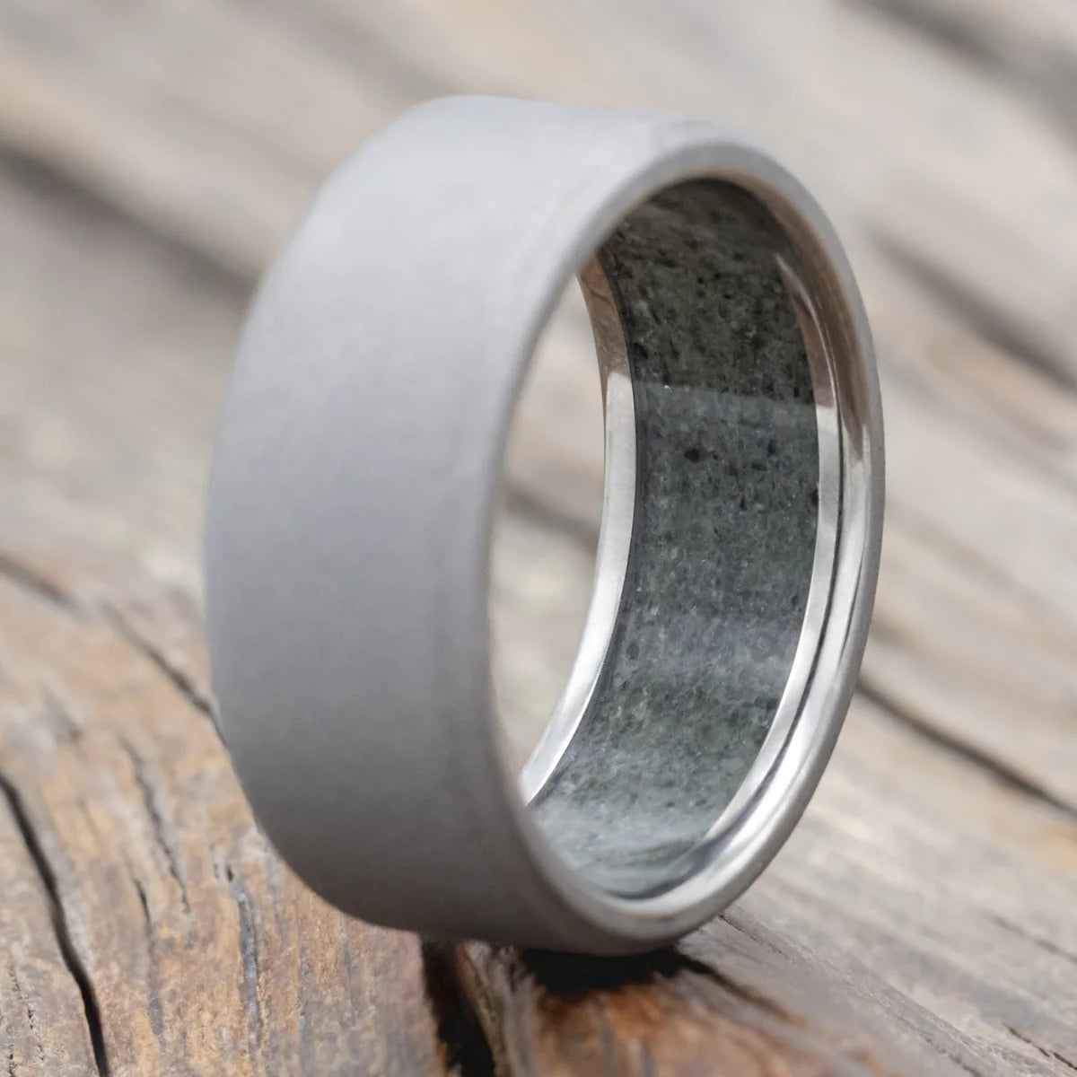 "Hyperion" - Crushed Moss Agate Lined Wedding Band With A Sandblasted Finish - Titanium (8mm) - Size 8