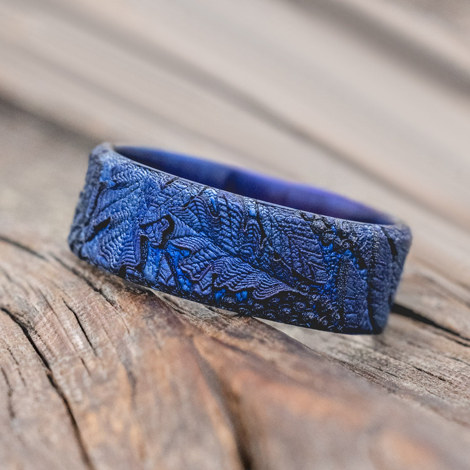 "Oak" - men's wedding ring featuring 3D leaf engravings in a fire-treated finish