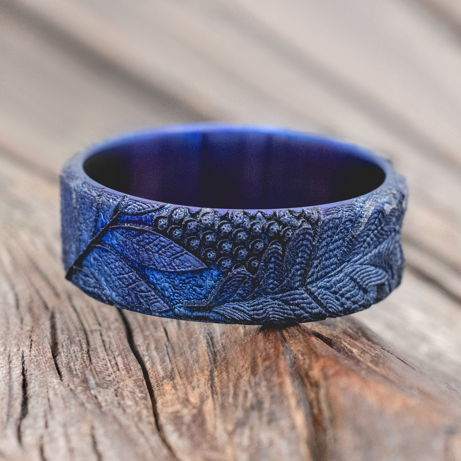 "Oak" - men's wedding ring featuring 3D leaf engravings in a fire-treated finish