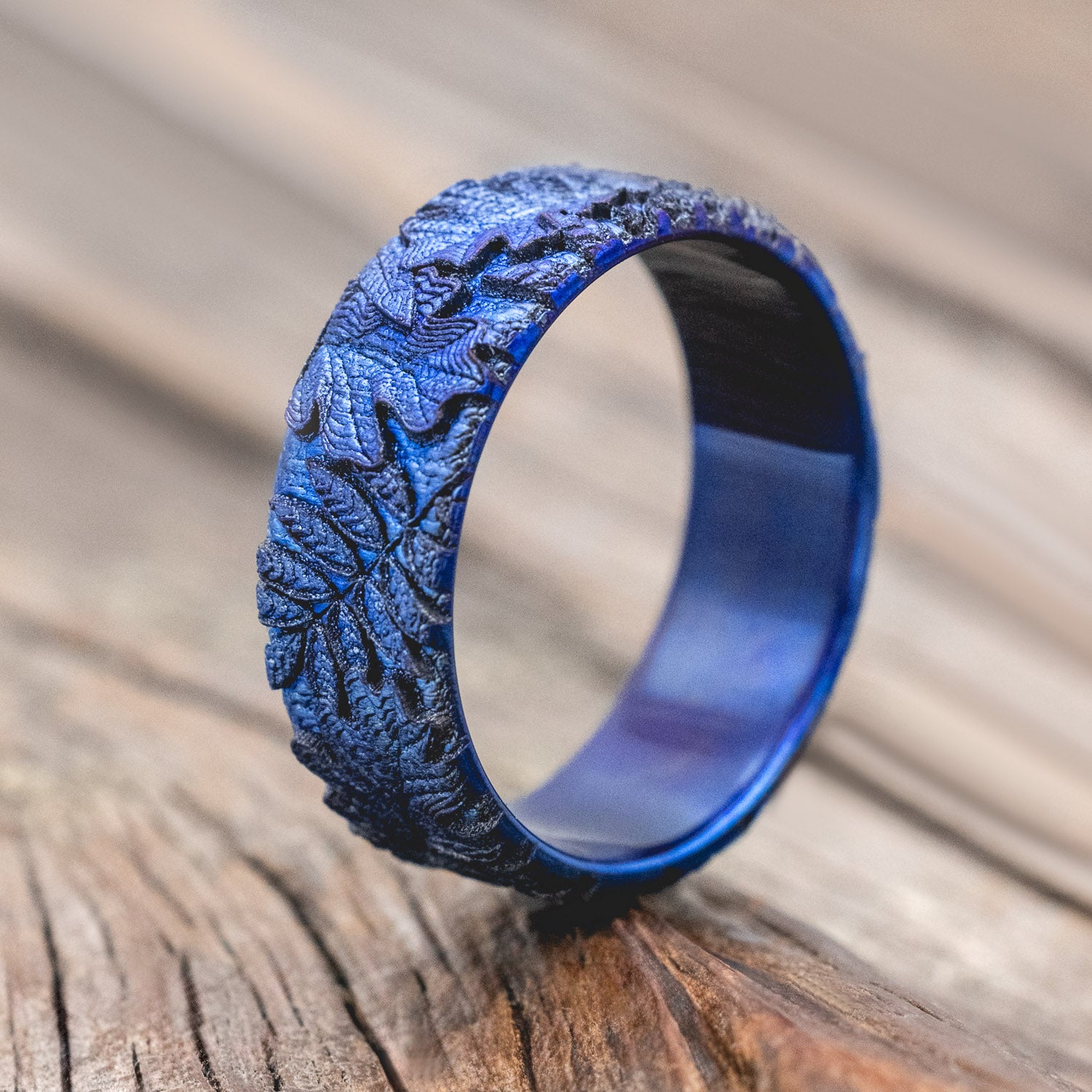 "Oak" - men's wedding ring featuring 3D leaf engravings in a fire-treated finish