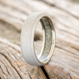 CRUSHED MOSS AGATE LINED WEDDING BAND WITH A SANDBLASTED FINISH-1