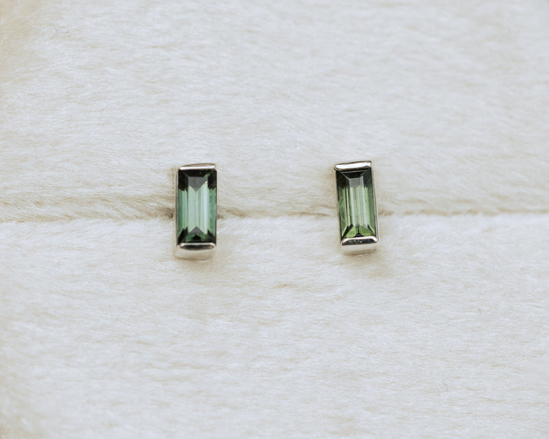 GREEN TOURMALINE BAGUETTE EARRINGS IN 14K GOLD-3