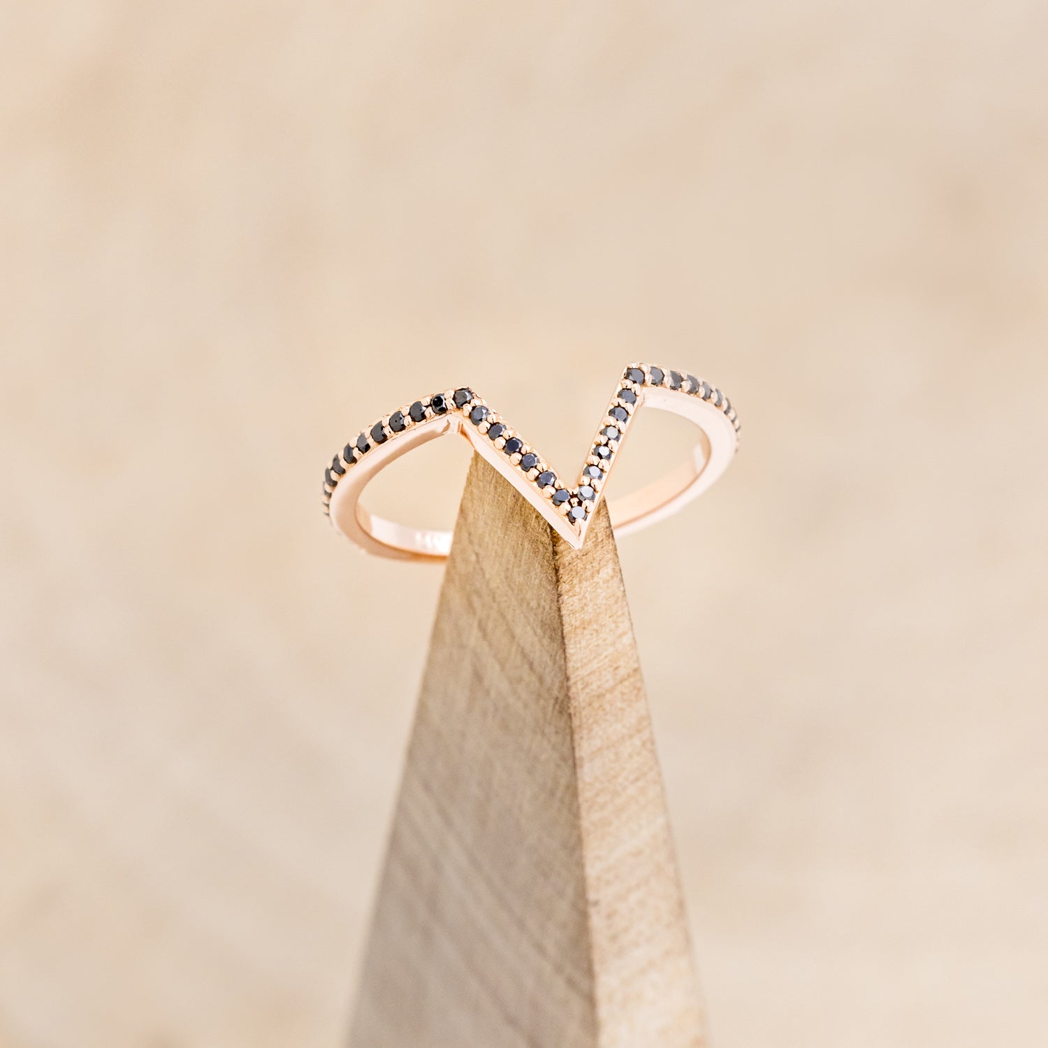 V-SHAPED TRACER WITH BLACK DIAMONDS-1