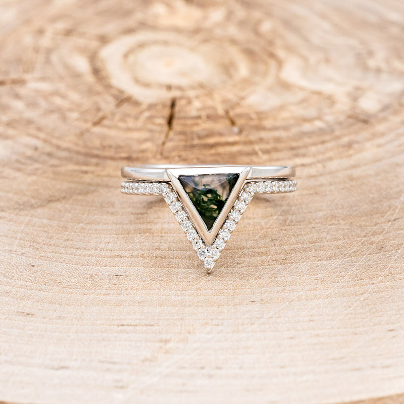 "JENNY FROM THE BLOCK" - TRIANGLE MOSS AGATE ENGAGEMENT RING WITH DIAMOND V-SHAPED TRACER-21