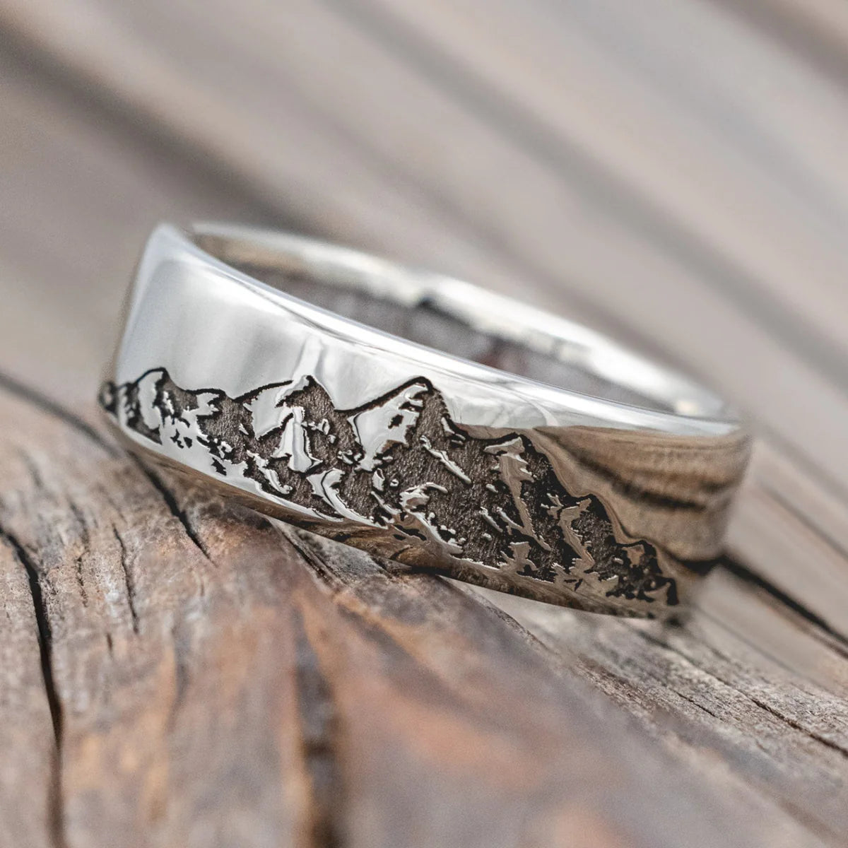"Horizon" - Mountain Engraved Wedding Band with Antler Lining - White Gold (8mm) - Size 7 1/4