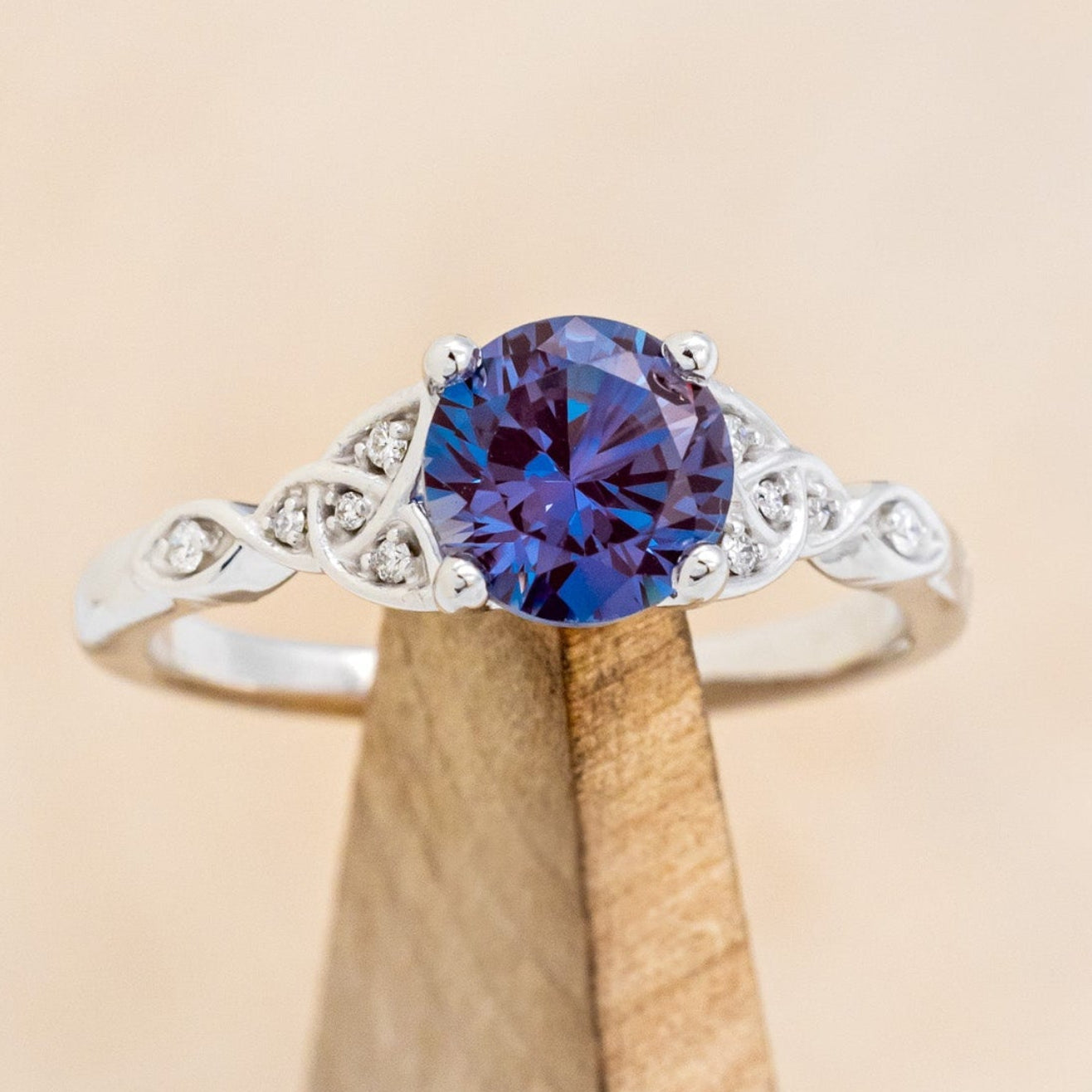 "AIFE" - CELTIC KNOT ROUND ENGAGEMENT RING-2