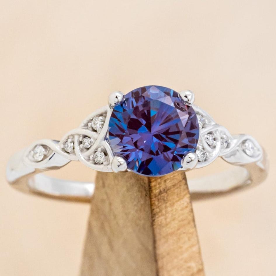 "AIFE" - CELTIC KNOT ROUND ENGAGEMENT RING-2