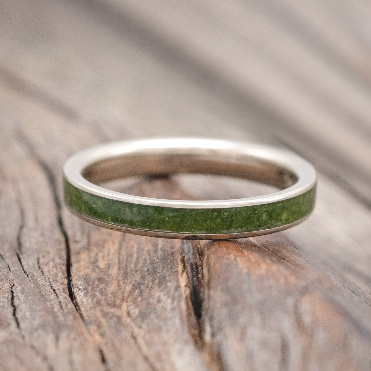 "Eterna" - women's stacking band with moss inlay in 14K white gold