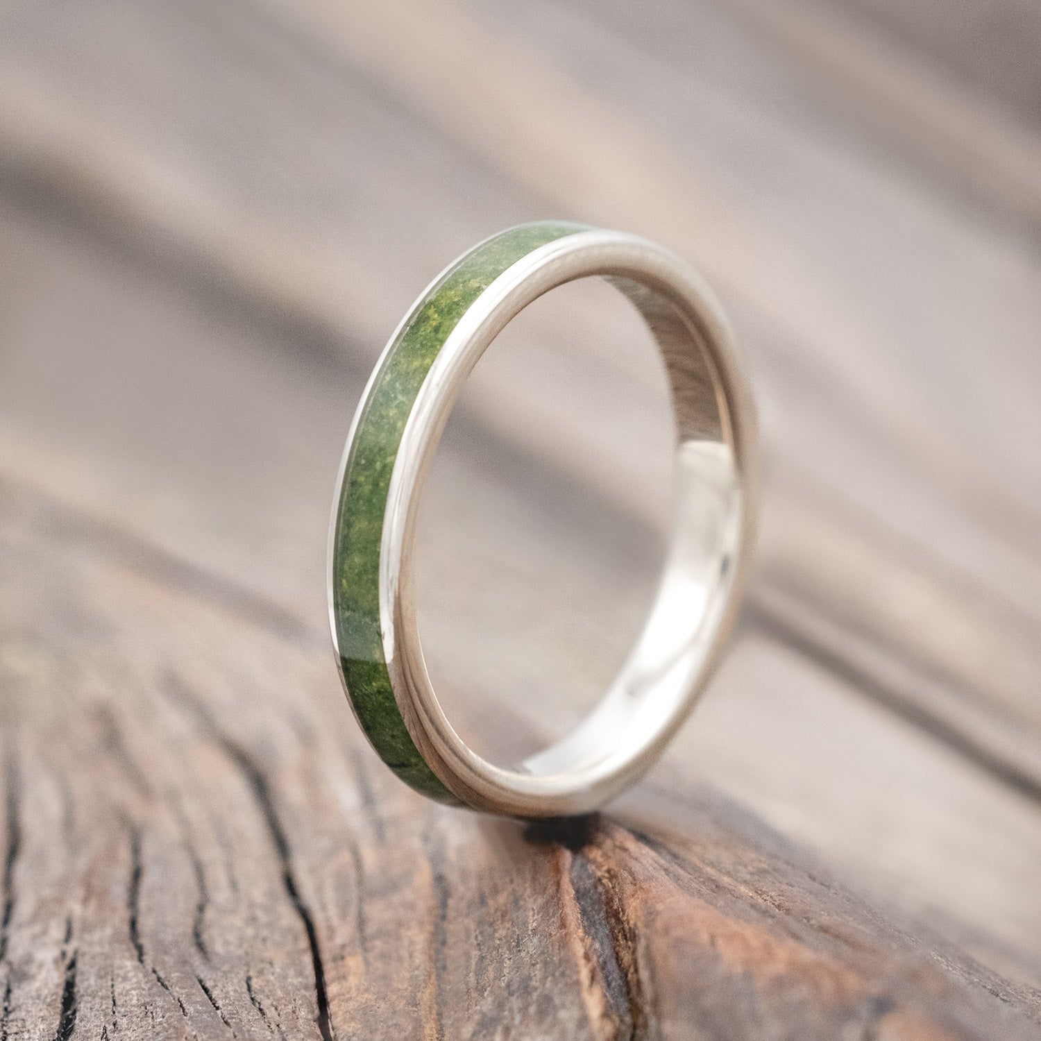 "Eterna" - women's stacking band with moss inlay in 14K white gold