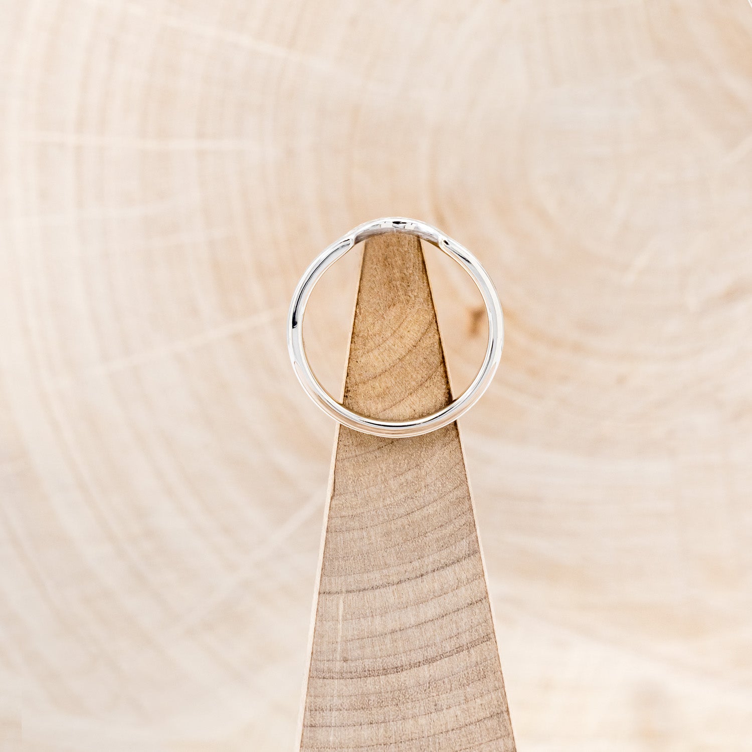 "EVELYN" - BEZEL SET MOSS AGATE SOLITAIRE ENGAGEMENT RING WITH TRACER IN A HAMMERED FINISH-18