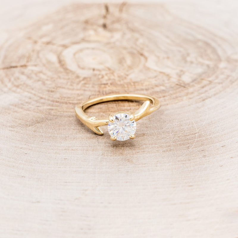 "ARTEMIS" - ROUND MOISSANITE ENGAGEMENT RING