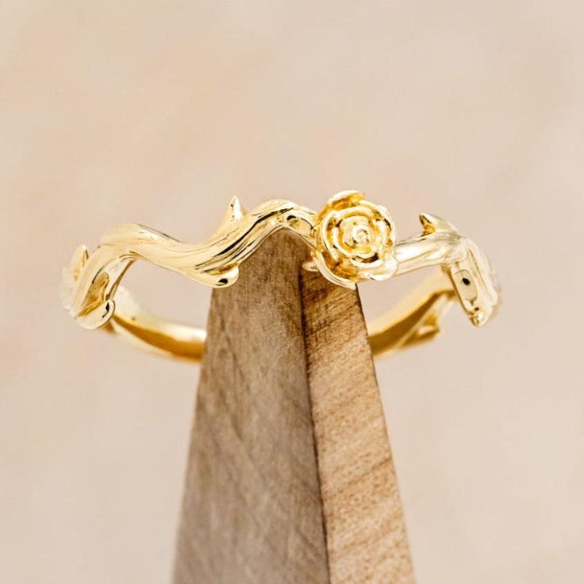 "BRIAR" - FLOWER VINE ACCENTED TRACER WEDDING BAND-7