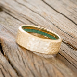 HAMMERED WEDDING BAND WITH OFFSET MALACHITE LINING-5